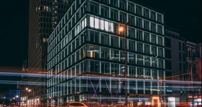 Zewnętrzne oświetlenie budynku firmowego - jakie lampy wybrać?