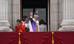 Rodzina królewska na balkonie Pałacu Buckingham - bez Andrzeja i Harry'ego