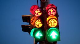 Czy na żółtym świetle powinniśmy zatrzymać się przed sygnalizatorem?!