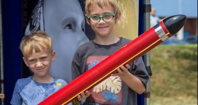 Idzie Moc Odkrywców, pokazy światła i miotanie balonami 