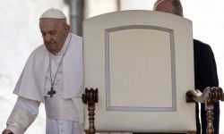 Watykan: po piątkowej niedyspozycji papież wznowił audiencje