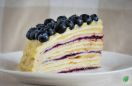 Tort naleśnikowy z budyniem i borówkami (weg-anka.blogspot.com)