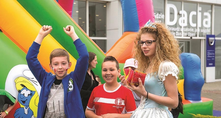 Rodzinny piknik w salonie Dacii auta w sam raz dla rodziny