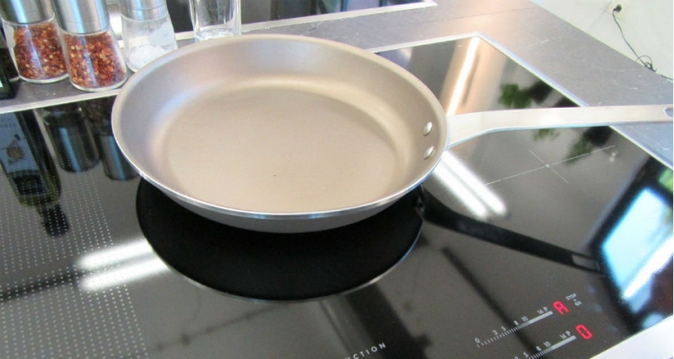 Jedną z najważniejszych zalet płyty indukcyjnej, jest duża oszczędność energii. Fot. Pixabay