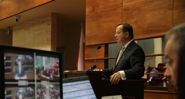 Podczas poniedziałkowej sesji. Przemawia marszałek Władysław Ortyl. Fot. Biuro Prasowe UMWP