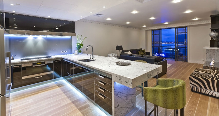 Kuchenny blat powinien być łatwy do utrzymania w czystości. Fot. Archiwum studia Mania Dekorowania