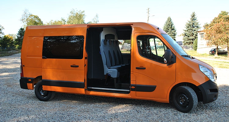 Profesjonaliści cenią dobre samochody - wybierają auta dostawcze ze znaczkiem Renault na masce