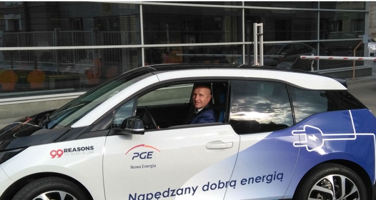 Prezes Zarządu Dariusz Czuk pierwszy testował auta elektryczne w Rzeszowie. Fot. PGE Obrót