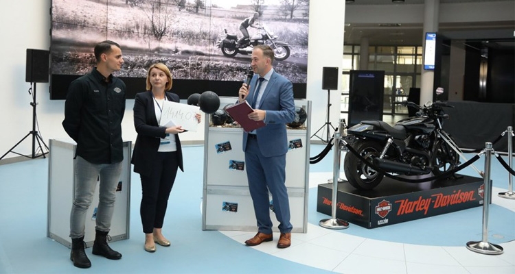 Moment ogłoszenia, jaka kwota znajduje się w szklanej urnie Fot. Tadeusz Poźniak