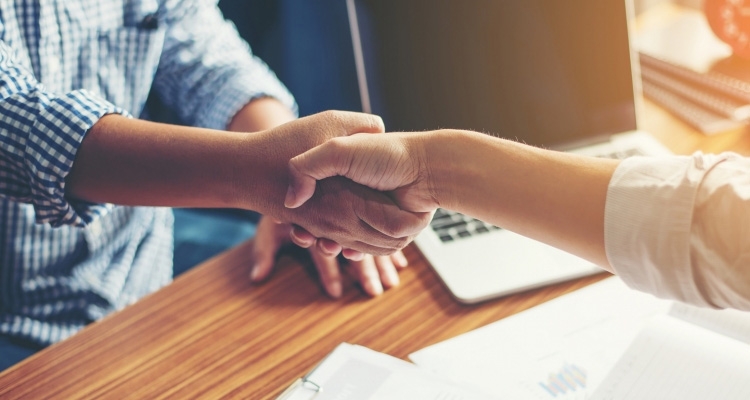 Nieważna uchwała rady nadzorczej skutkuje nieważnością aneksu do umowy o pracę zawartego z członkiem zarządu