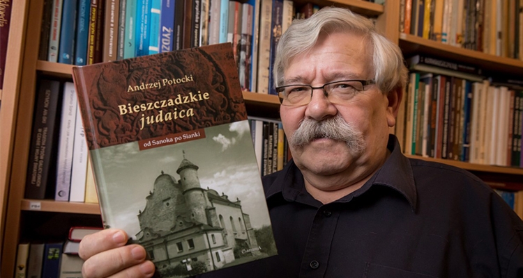Andrzej Potocki i jego najnowsza książka "Bieszczadzkie judaica". Fot. Tadeusz Poźniak
