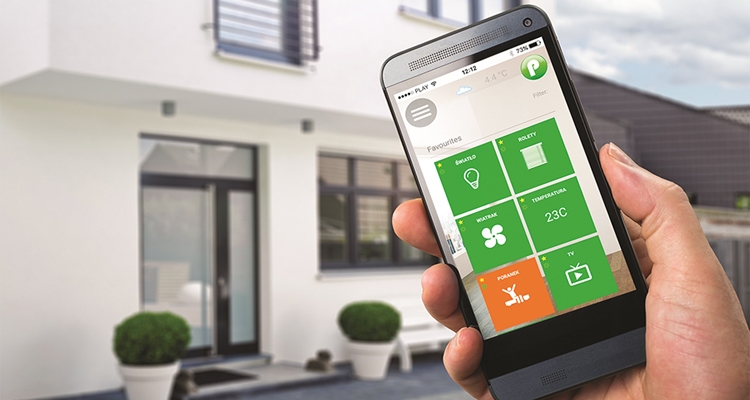 Koniec z włamaniami i zalaniem w czasie wakacji! Dzięki inteligentnemu domowi poczujesz się bezpiecznie