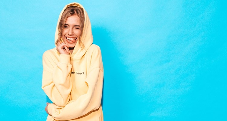 Markowe bluzy damskie - zobacz, jak je stylizować