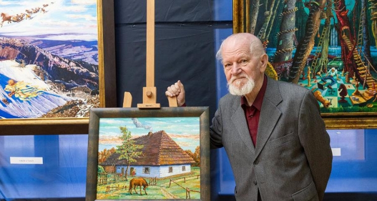 Zdzisław Kudła prezentuje swoje pracy w rodzinnej wsi Wesoła w maju 2022 roku. Fot. Tadeusz Poźniak